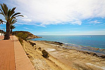 Foto Venta de casa con piscina y terraza en Cabo de las Huertas (Alicante), Playa San Juan
